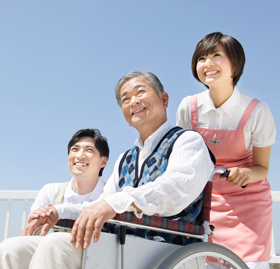 お年寄りと介護スタッフ