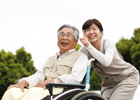 お年寄りと介護スタッフ